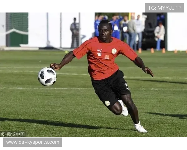 塞内加尔队中场卡瓦尼在巴黎奥运会上展现出强大的进攻组织能力